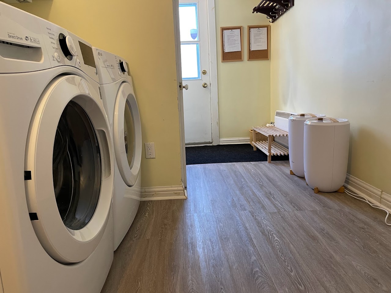 Laundry room with washer and dryer at Maison du Quai, Île d’Orléans