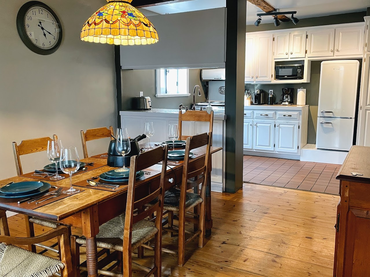 Fully equipped kitchen in Sainte-Pétronille cottage