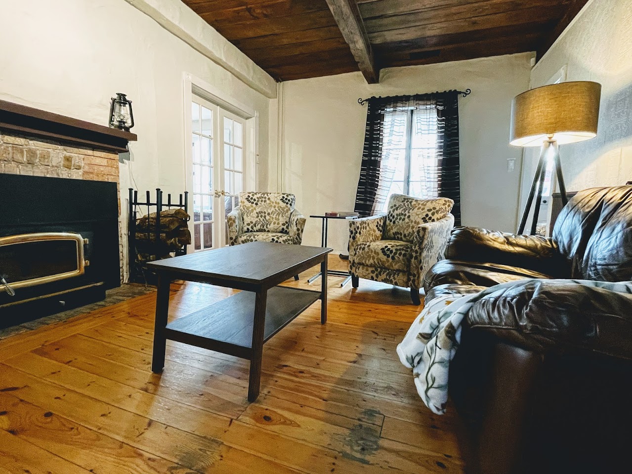 Fireplace in the living room of Île d’Orléans vacation home